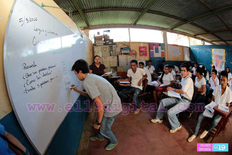 Reyna, una joven madre que encontr&oacute; una oportunidad para salir adelante con la secundaria a distancia